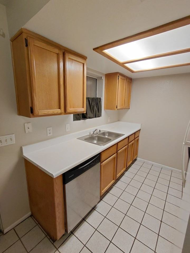 218 218 E St. -B #B - Photo 3 of 14