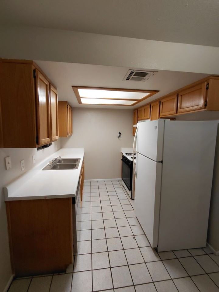 218 218 E St. -B #B - Photo 4 of 14