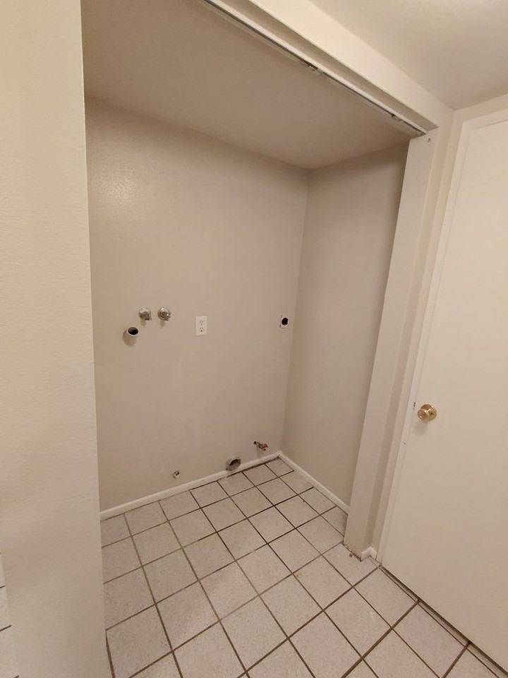 218 218 E St. -B #B - Photo 6 of 14