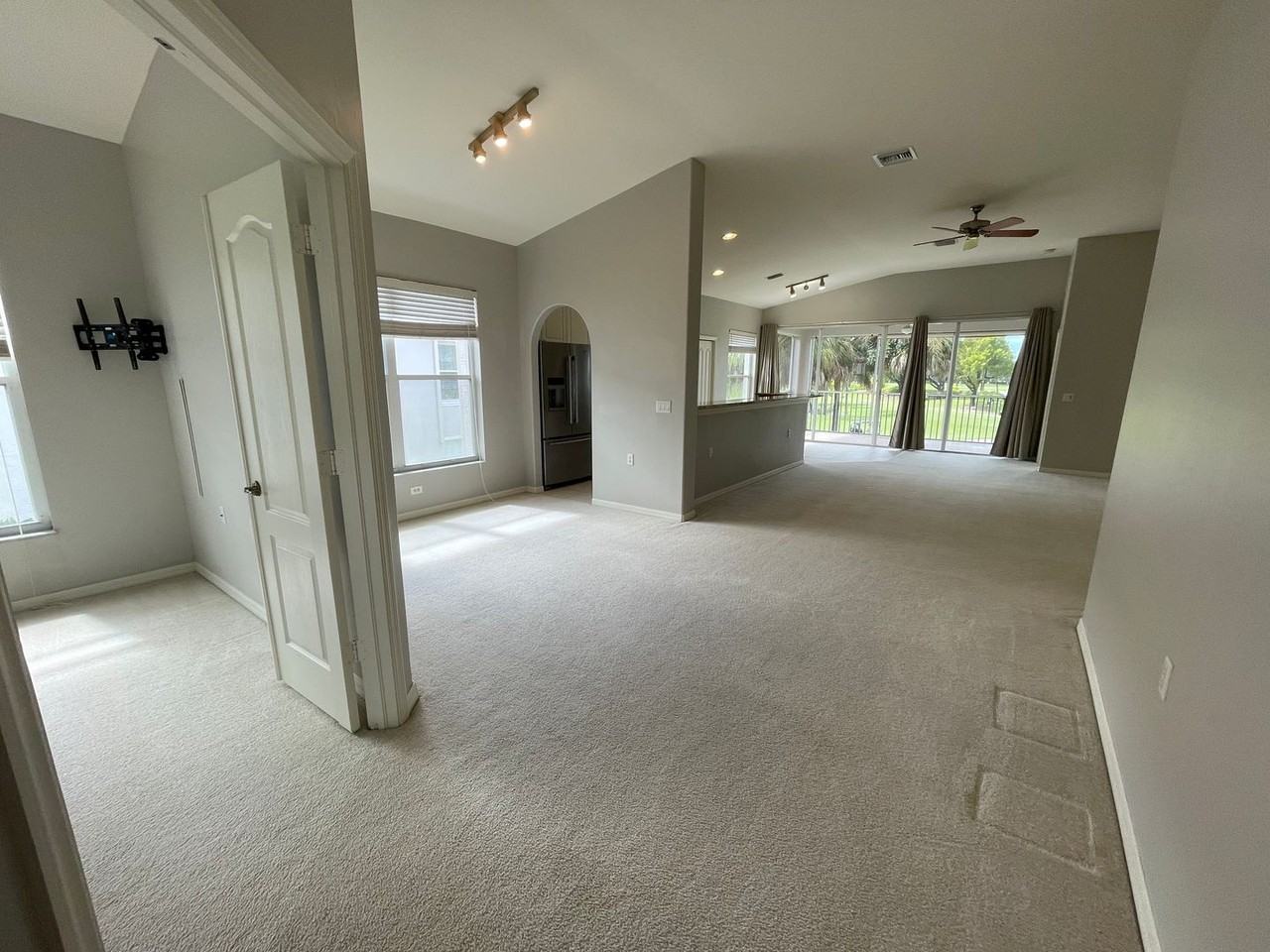 1945 Crestview Way - Photo 4 of 31