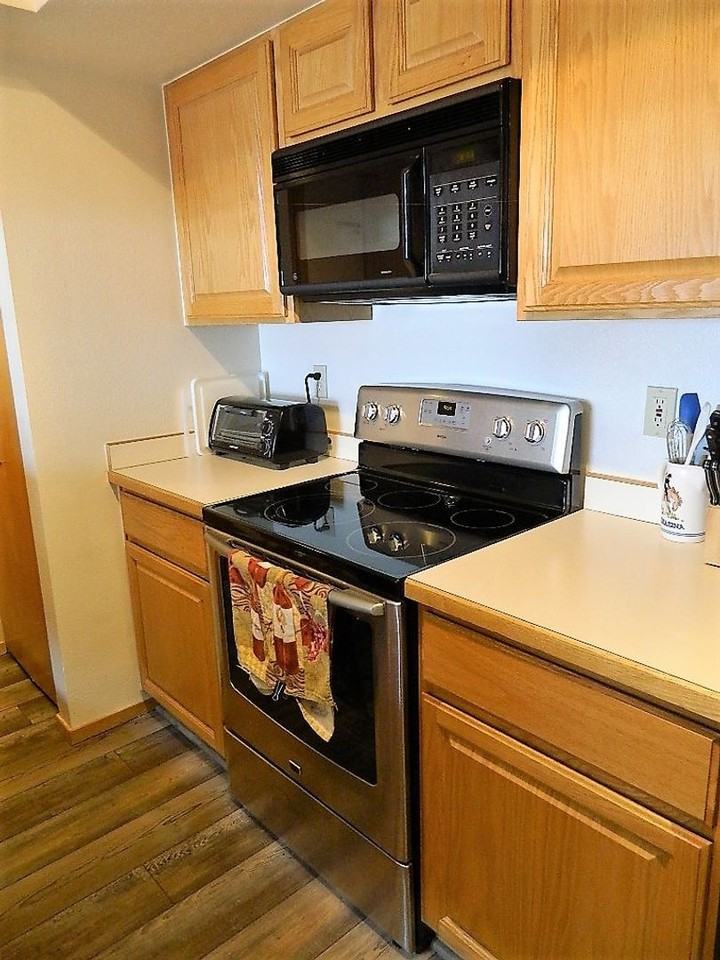 1650 Lakeview Ter - Photo 3 of 21