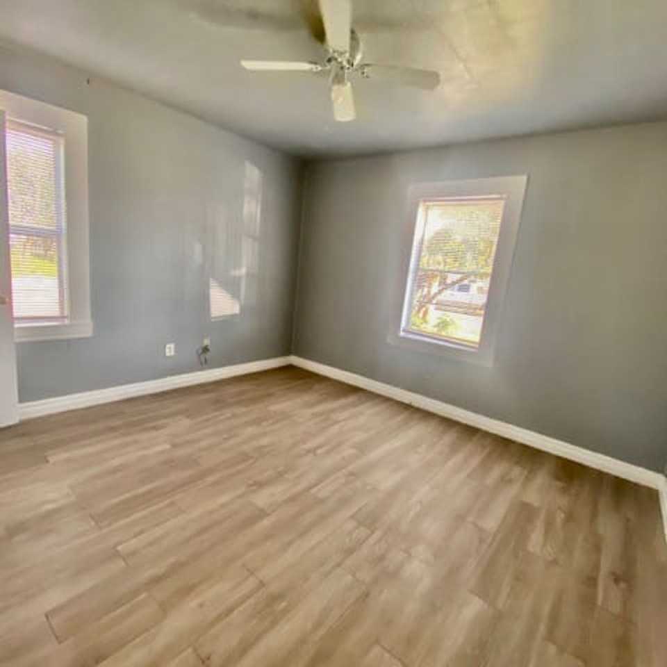 1320 27th St - Photo 4 of 9