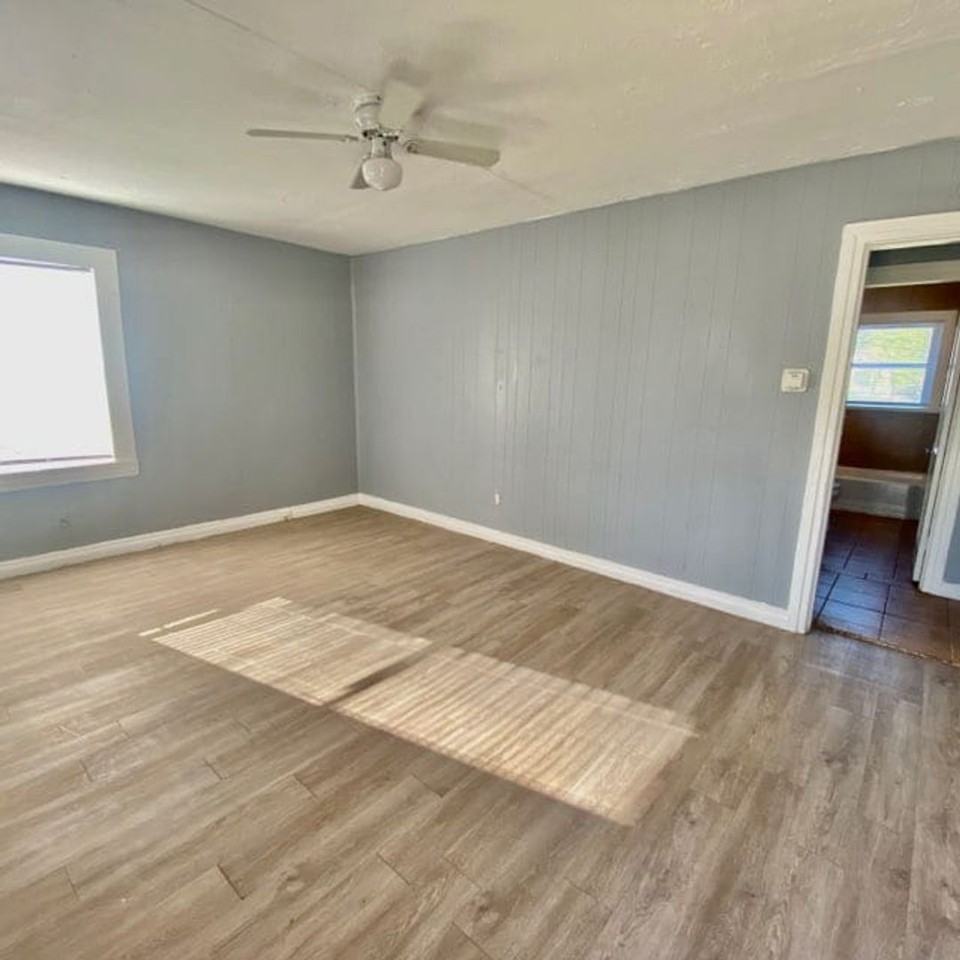 1320 27th St - Photo 5 of 9