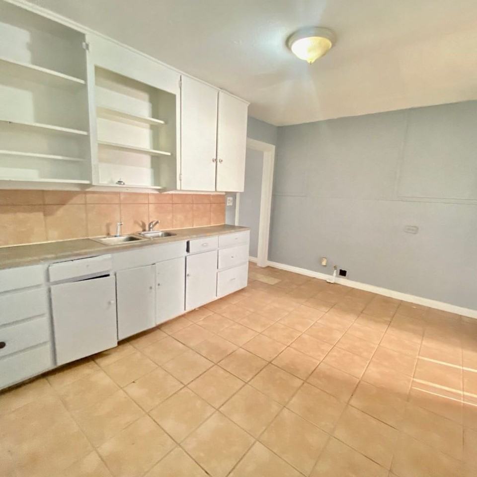 1320 27th St - Photo 7 of 8