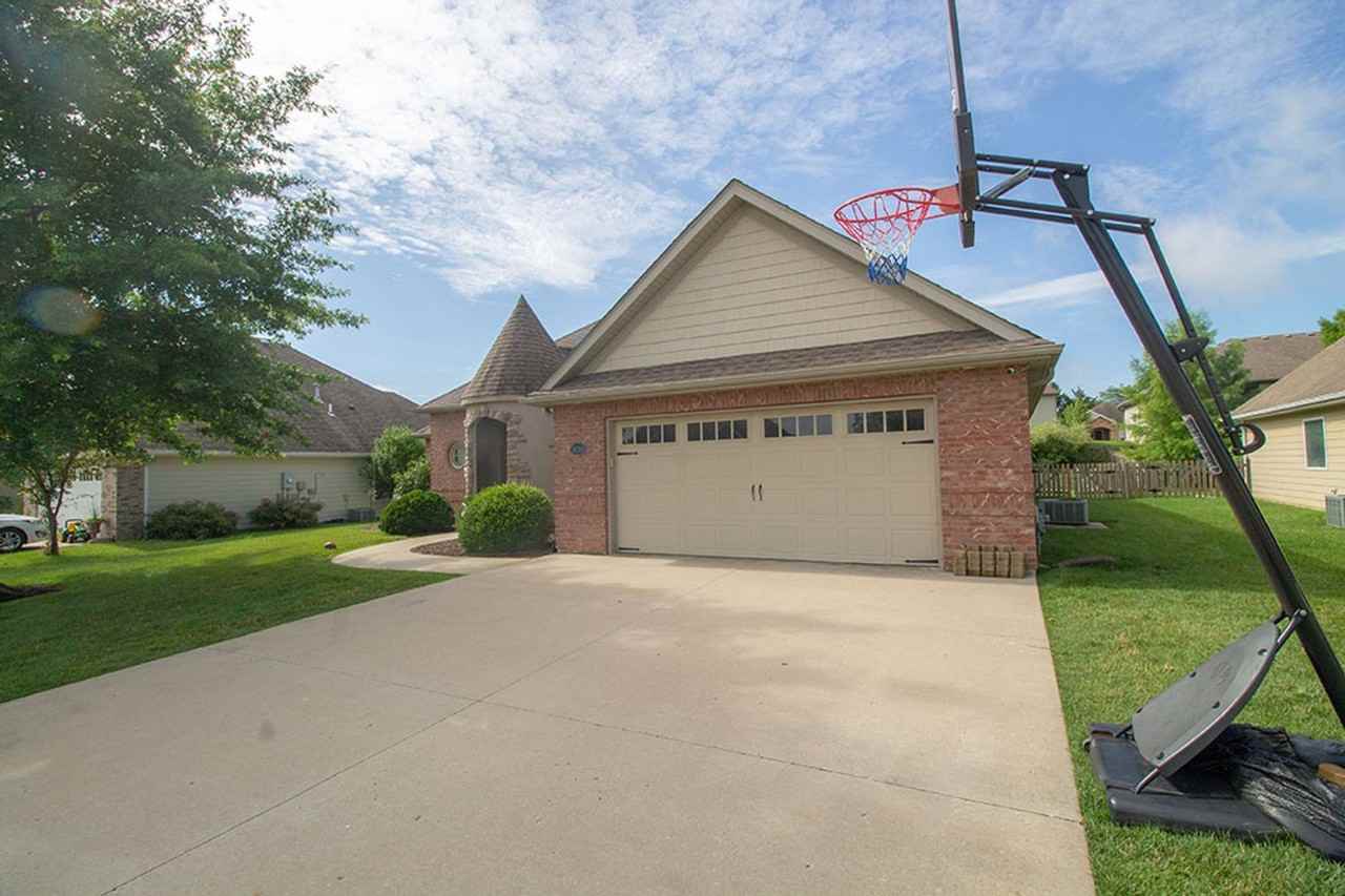 3008 Crabapple Ln - Photo 4 of 40