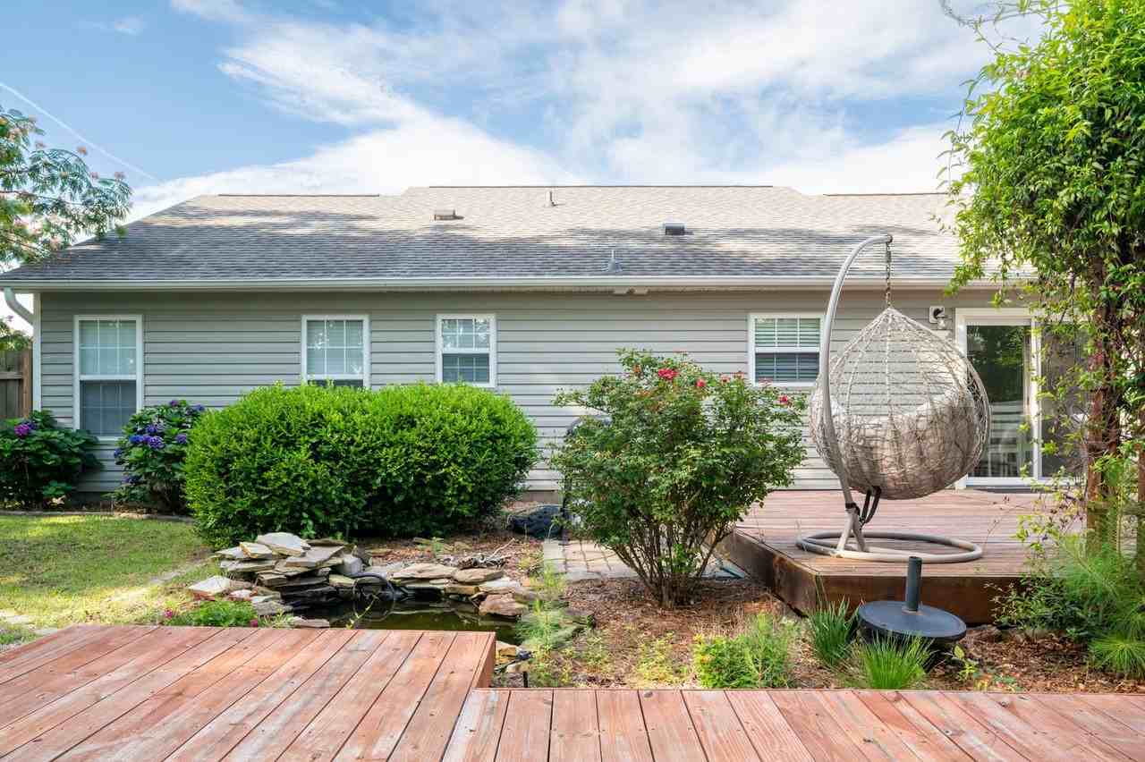 907 Brewster Ln - Photo 4 of 23