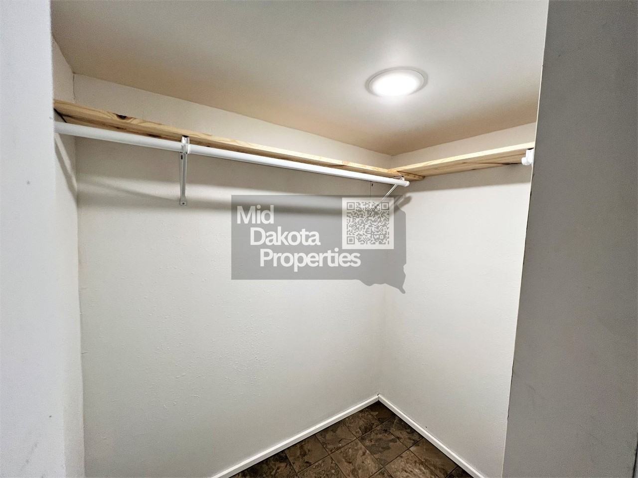 404 S Minnesota St - Photo 4 of 29