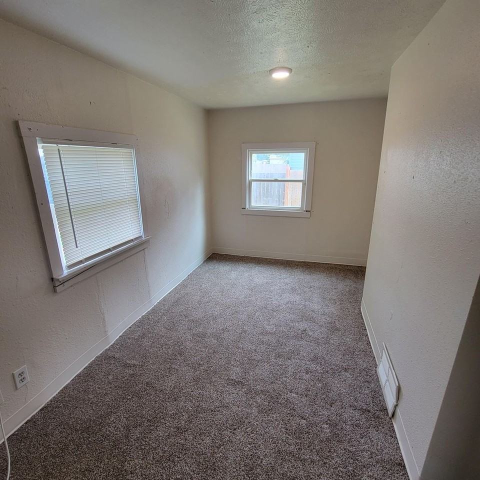 2017 E Hartson Ave - Photo 4 of 11