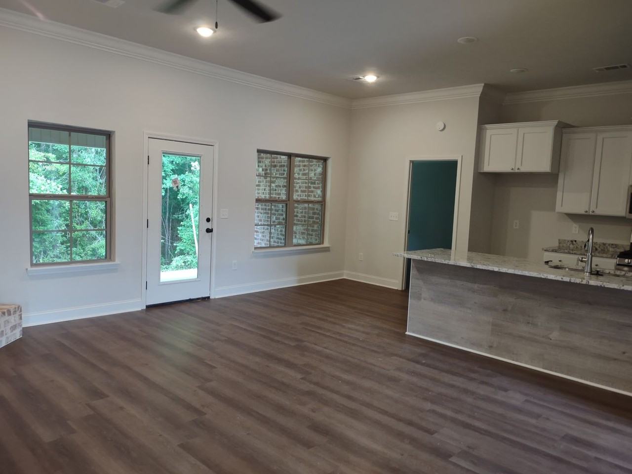 1007 Silver Cir - Photo 3 of 8