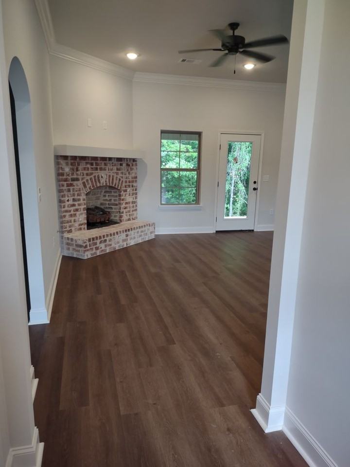 1007 Silver Cir - Photo 4 of 8