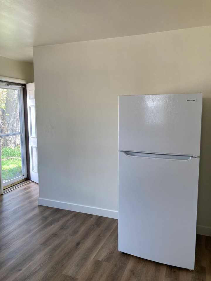 1829 Townline Ave - Photo 3 of 10