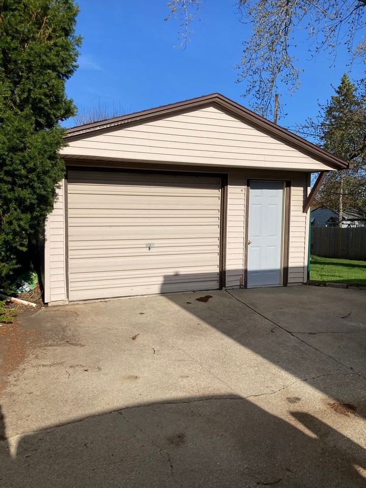 1829 Townline Ave - Photo 6 of 10