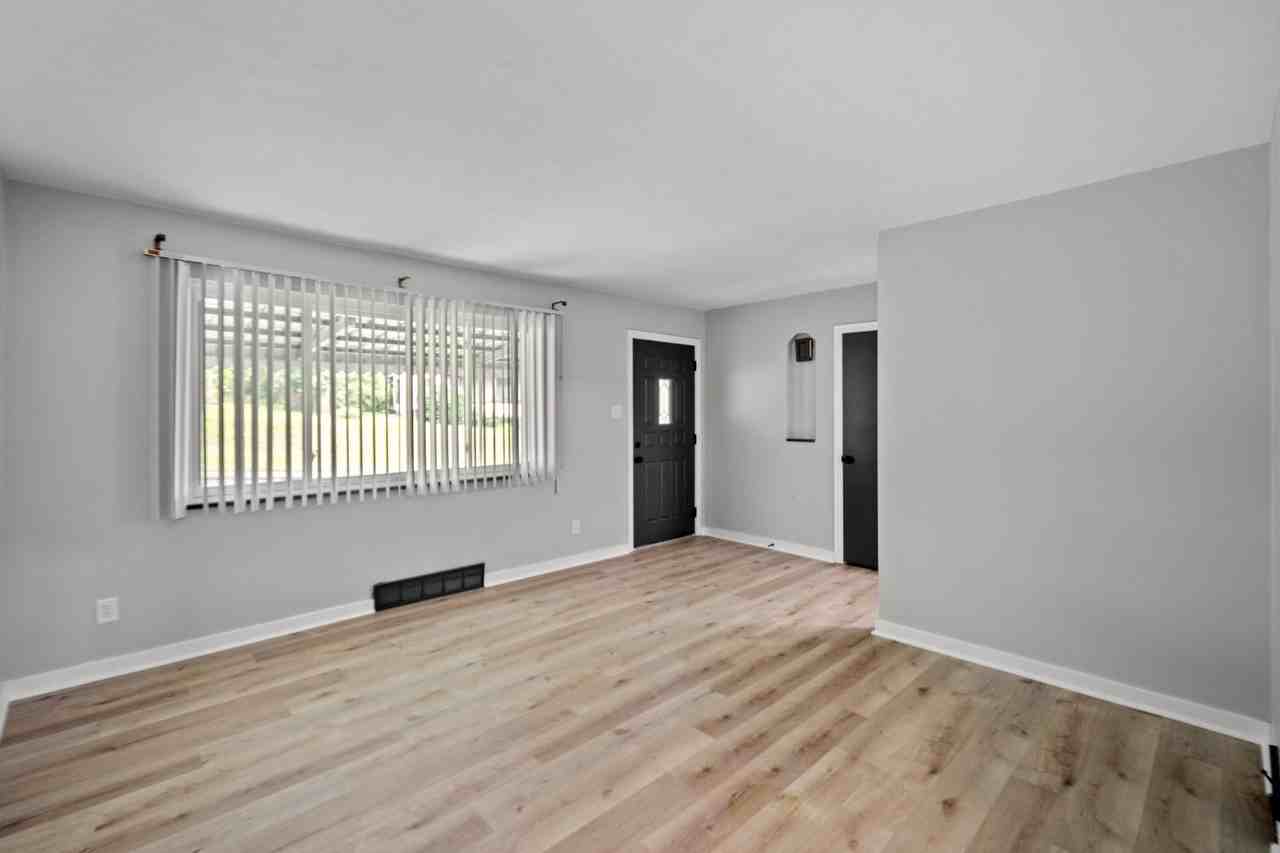 2727 Versailles Ave - Photo 3 of 20