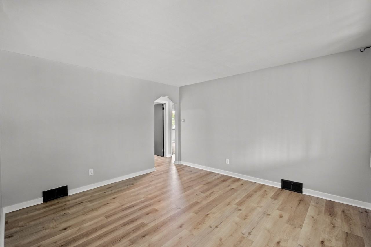 2727 Versailles Ave - Photo 5 of 20