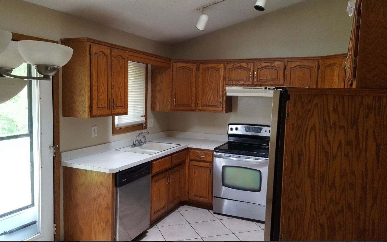 1749 Dixon Dr - Photo 3 of 9