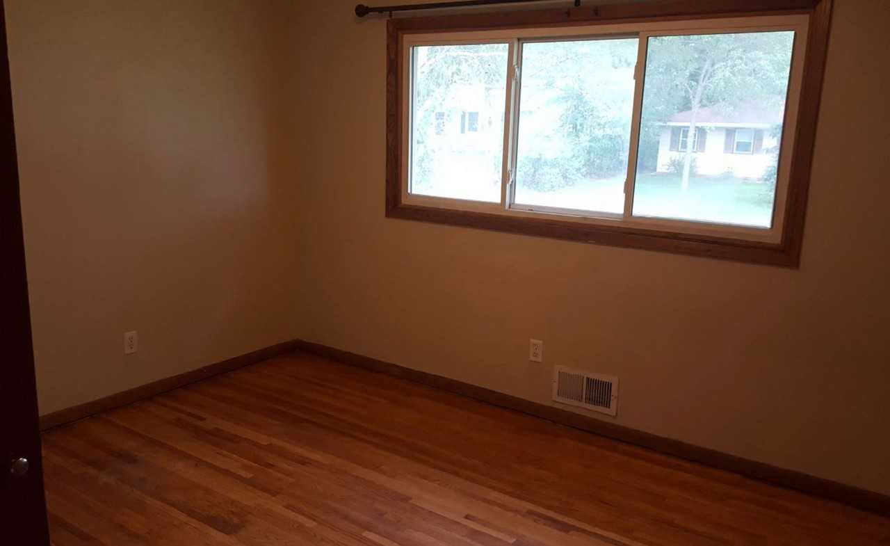 1749 Dixon Dr - Photo 4 of 9