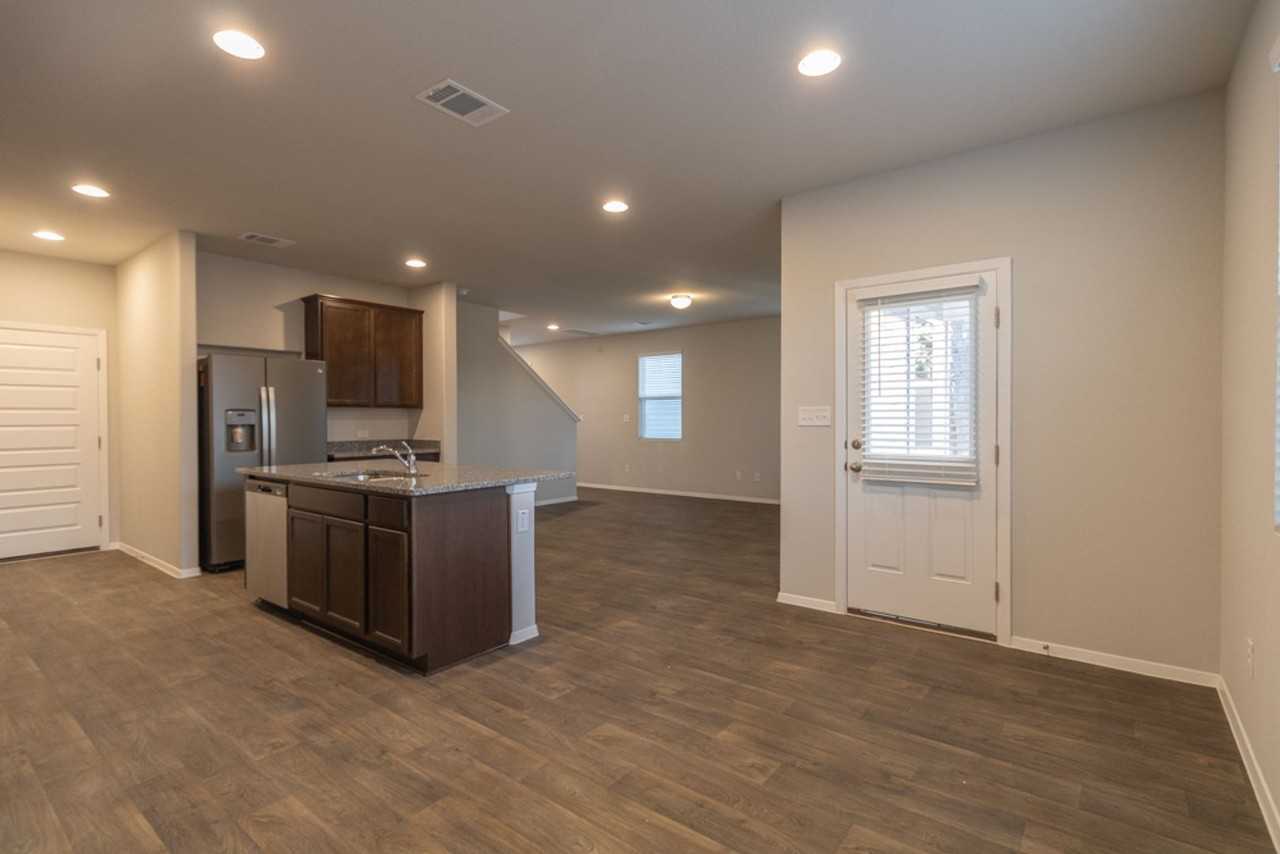 213 Riverhill Cv - Photo 4 of 29