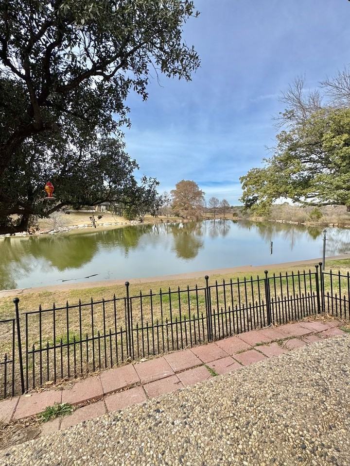 2408 Lindenwood Dr - Photo 2 of 32