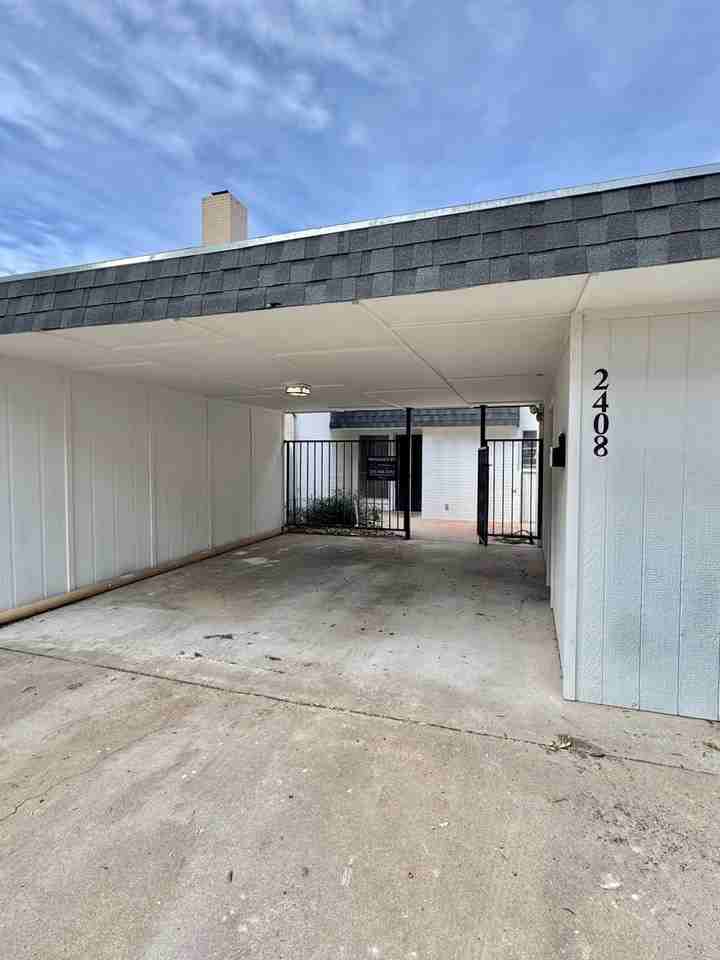 2408 Lindenwood Dr - Photo 3 of 32