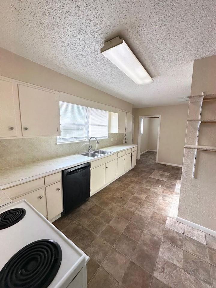 4410 Roosevelt Dr - Photo 3 of 11