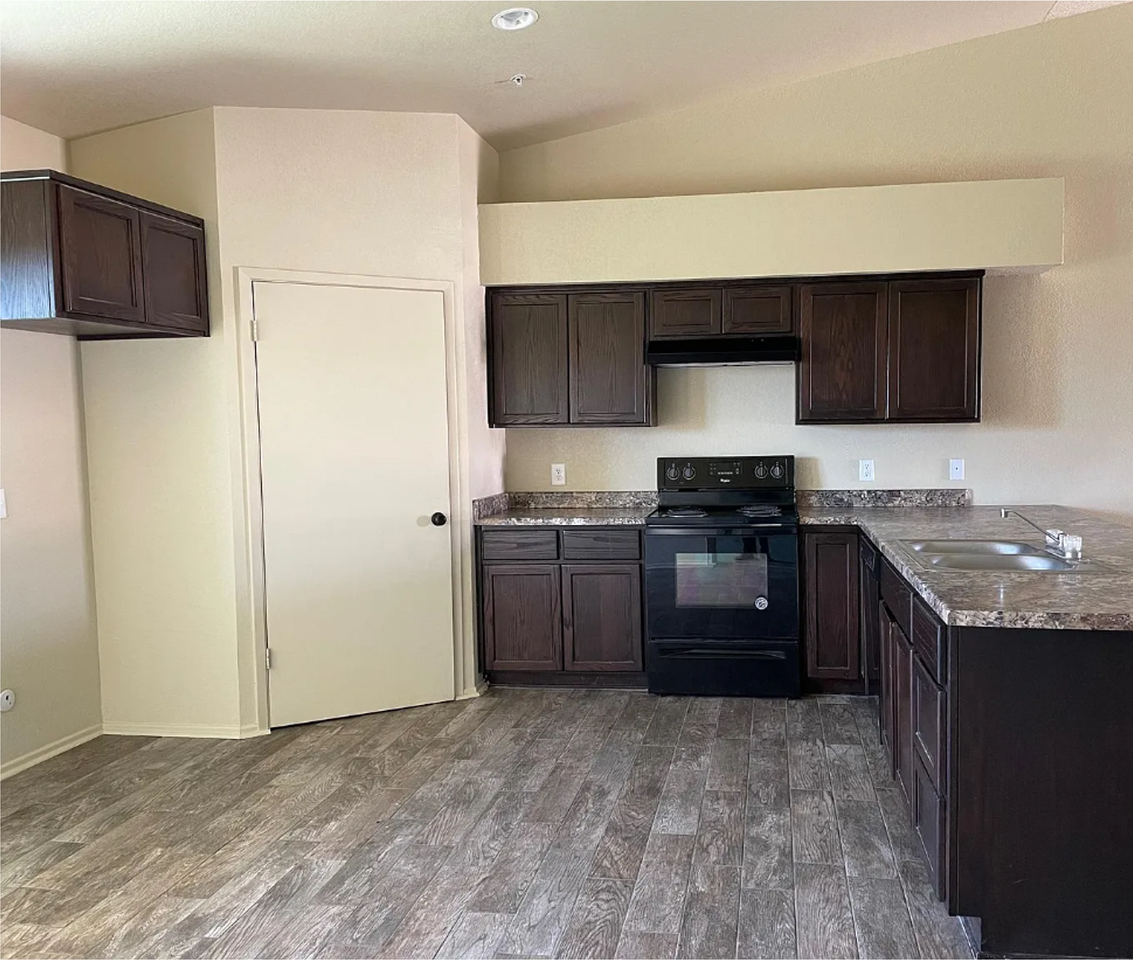 7389 E 39th Pl - Photo 2 of 3