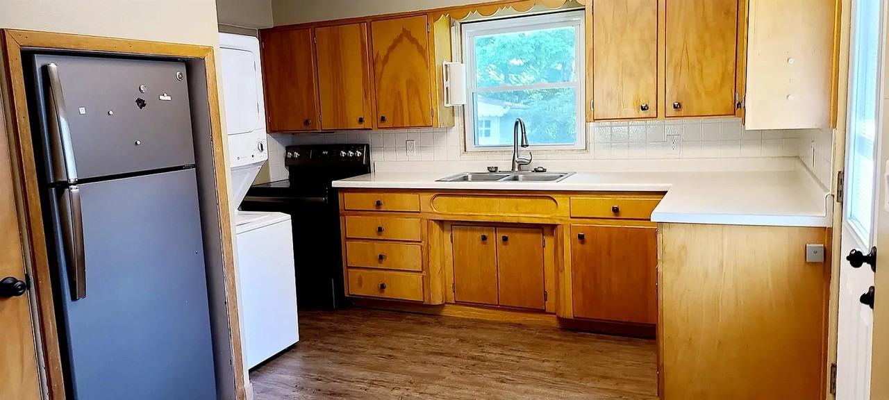 1404 Rainbow Dr - Photo 3 of 7