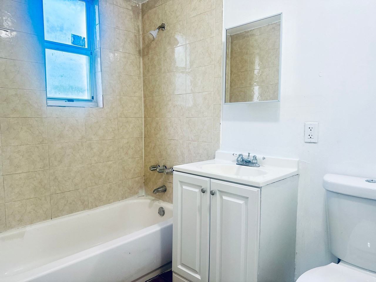 TAMI 352 - Photo 2 of 12