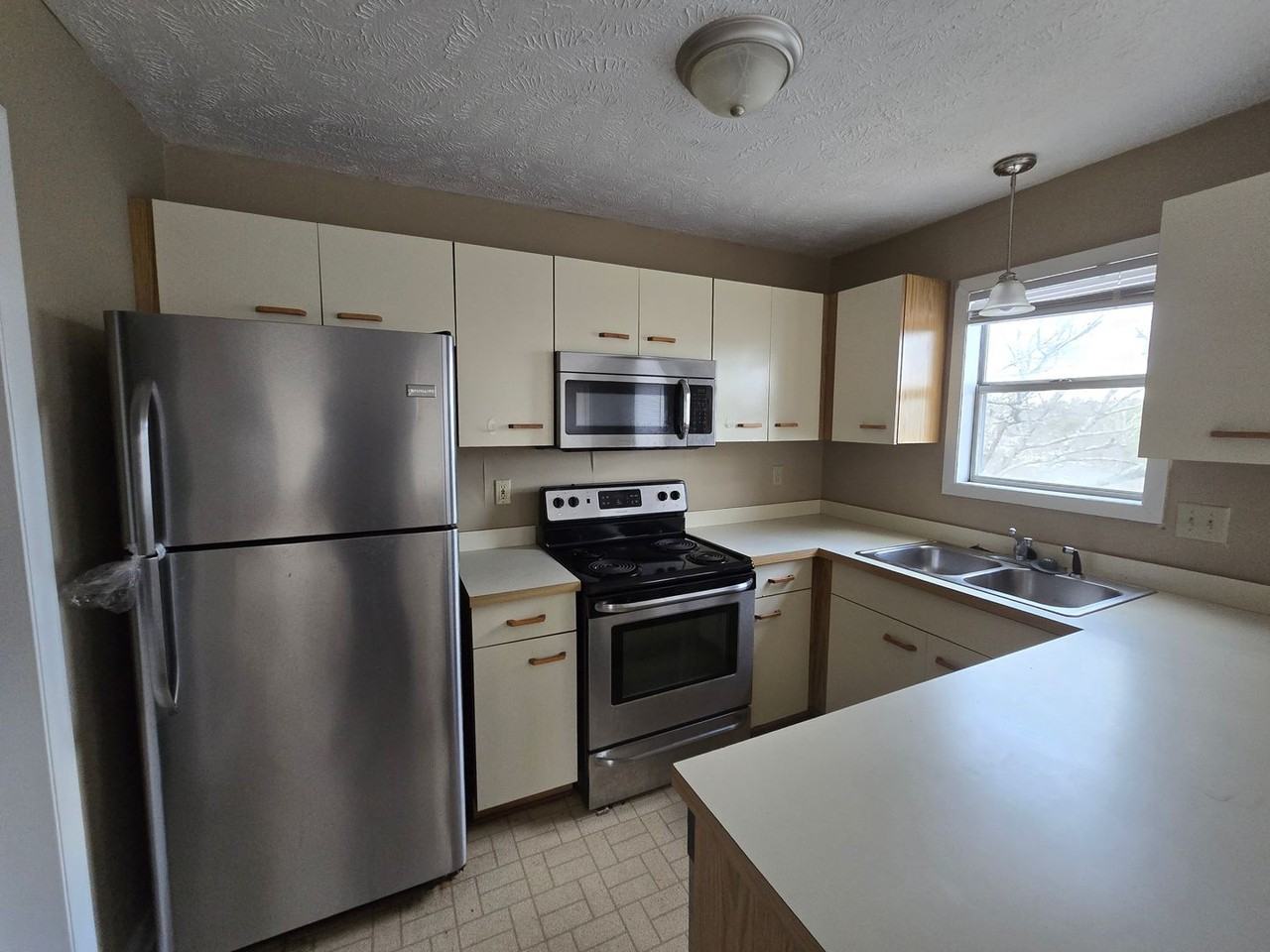 1022 Wood Creek Dr - Photo 4 of 14