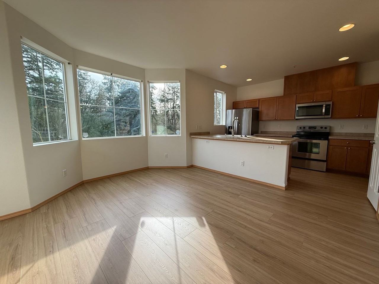 1935 Garry Oaks Ave #A - Photo 7 of 24