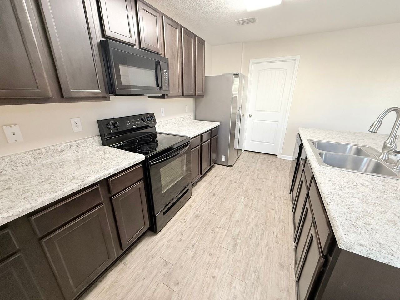 5890 Bay Tree Ct - Photo 4 of 17