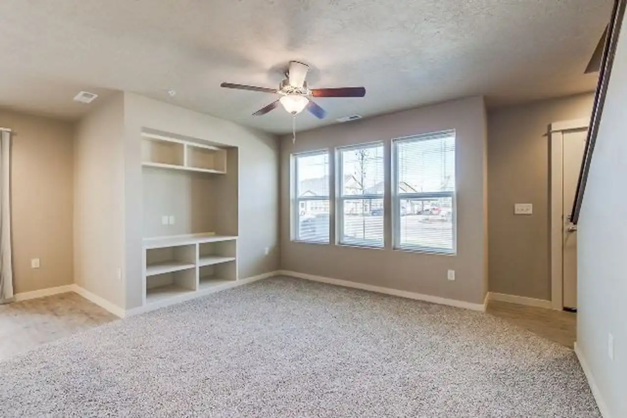 8930 W Shellie Ln - Photo 4 of 11