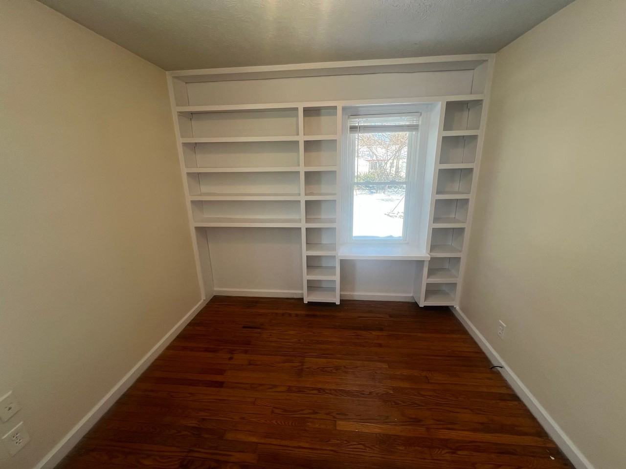 1625 Longfield Ave - Photo 3 of 4