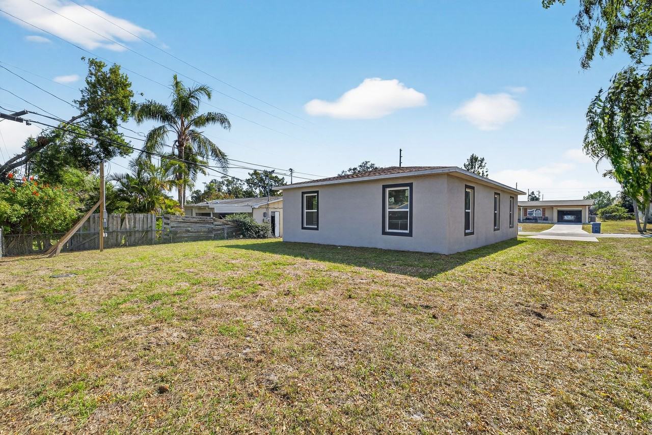 4151 Oakfield Ave - Photo 2 of 24