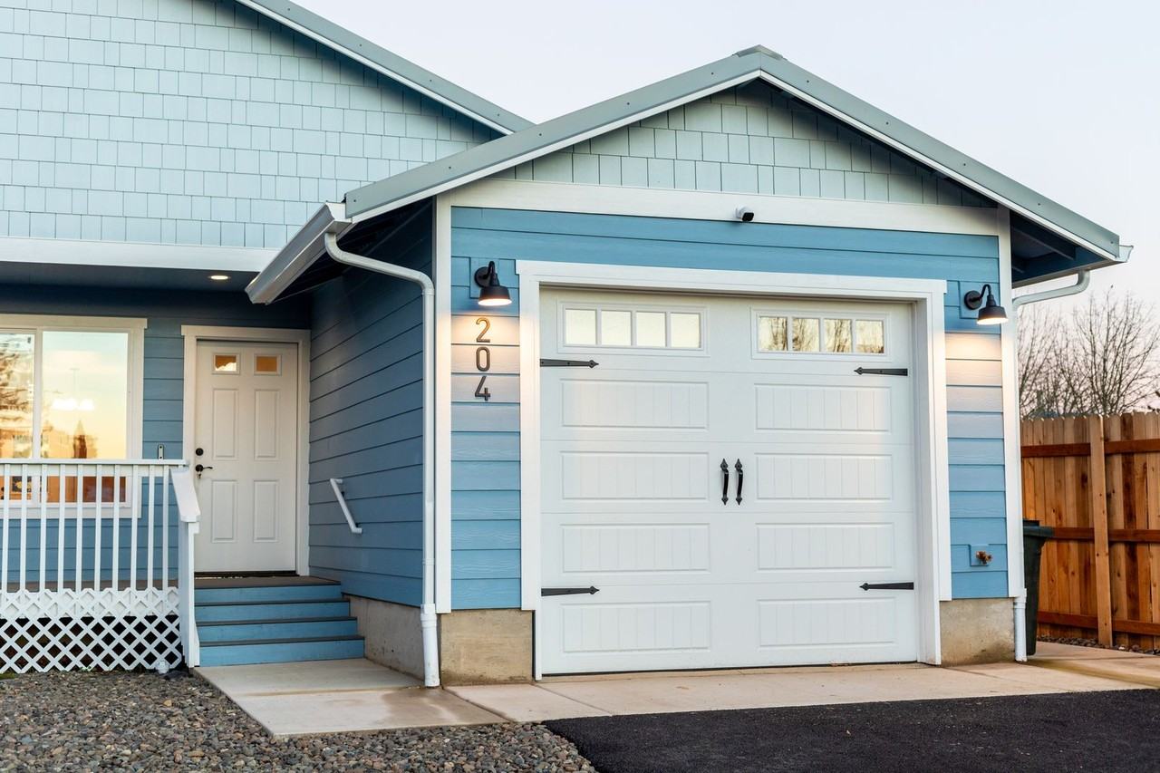 204 Robinson St - Photo 2 of 23