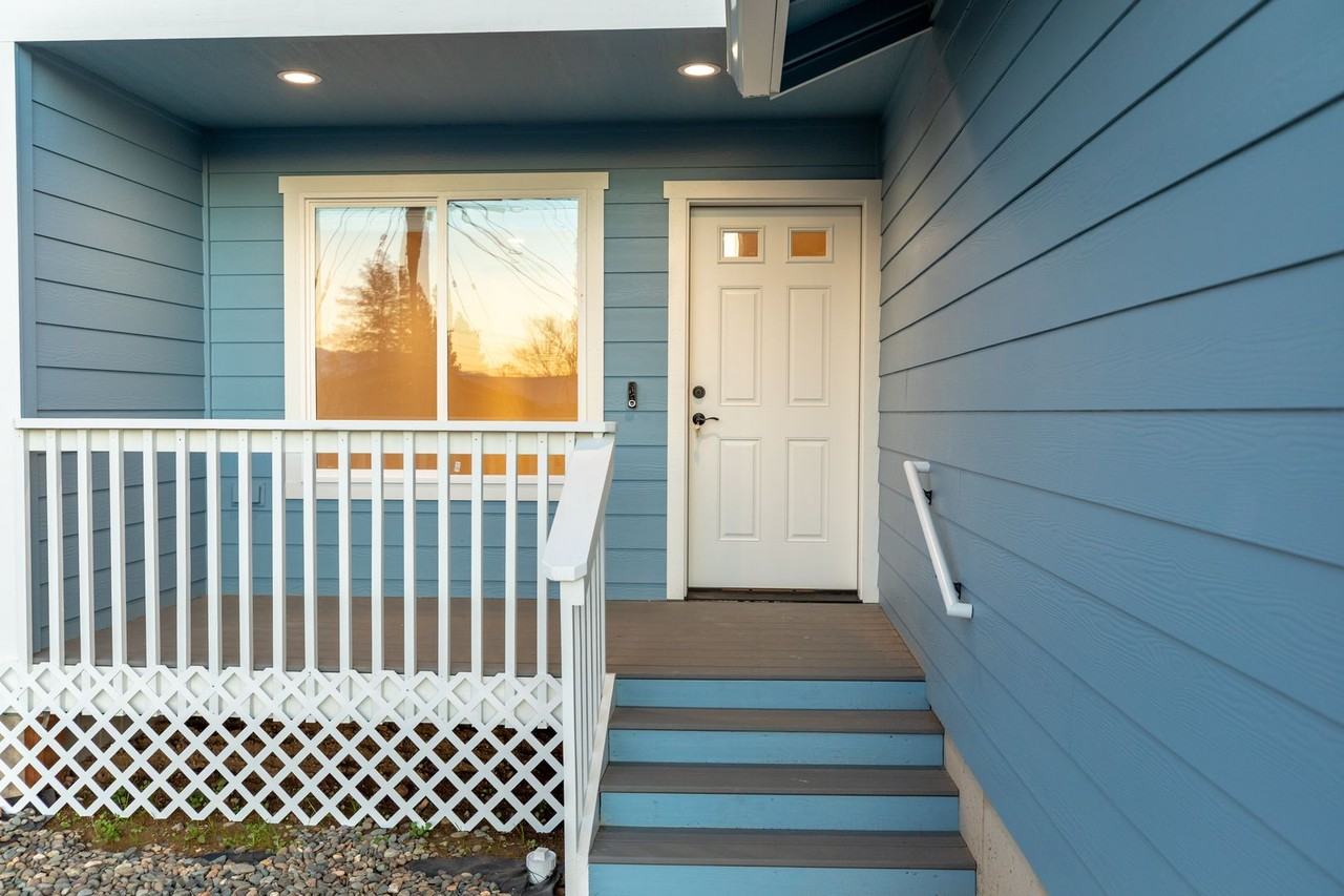 204 Robinson St - Photo 3 of 23