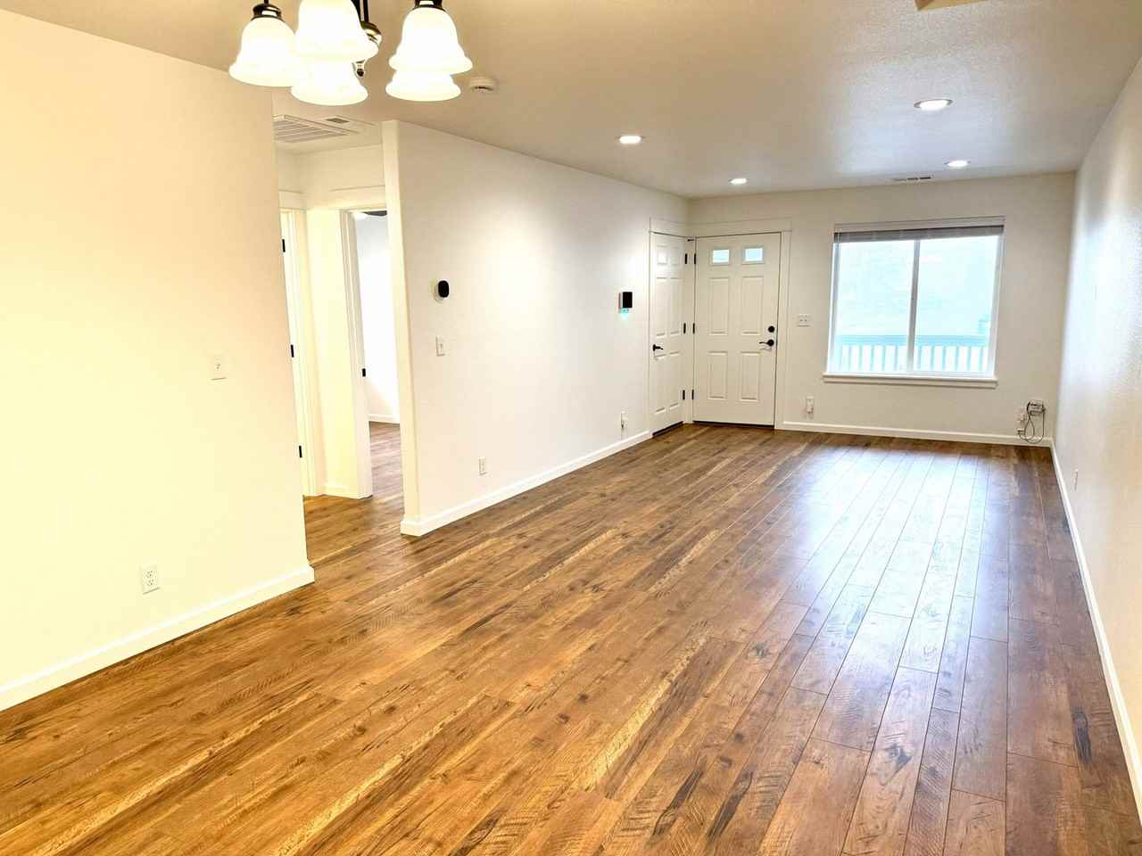 204 Robinson St - Photo 4 of 23