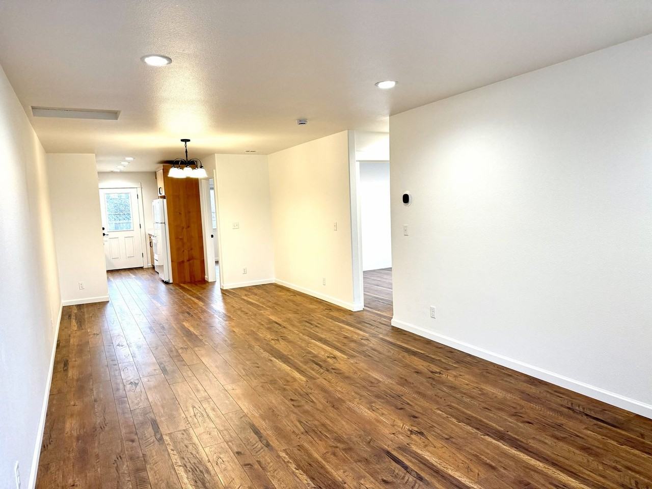 204 Robinson St - Photo 5 of 23