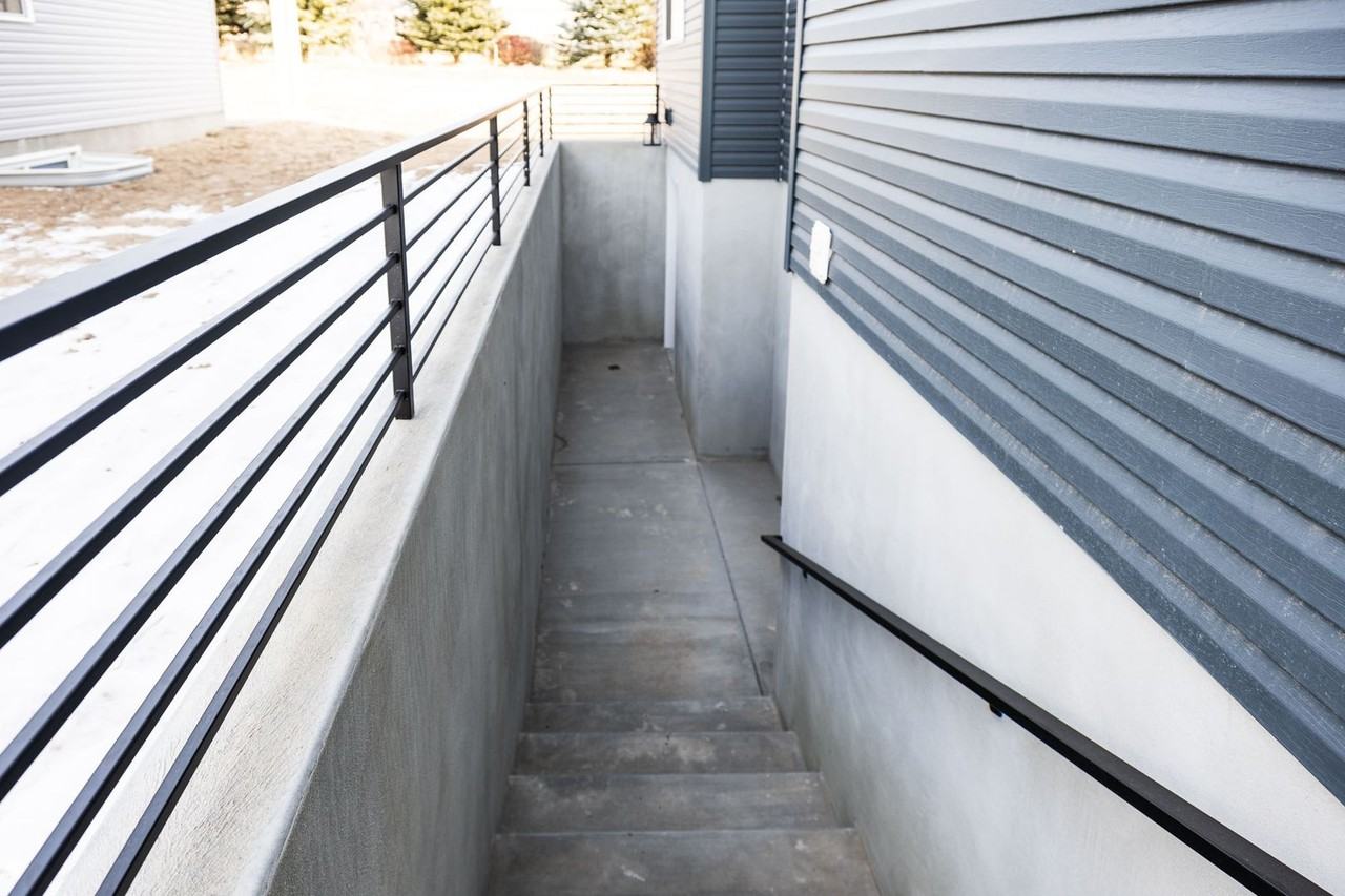 715 Pine Ridge Ln - Photo 4 of 26