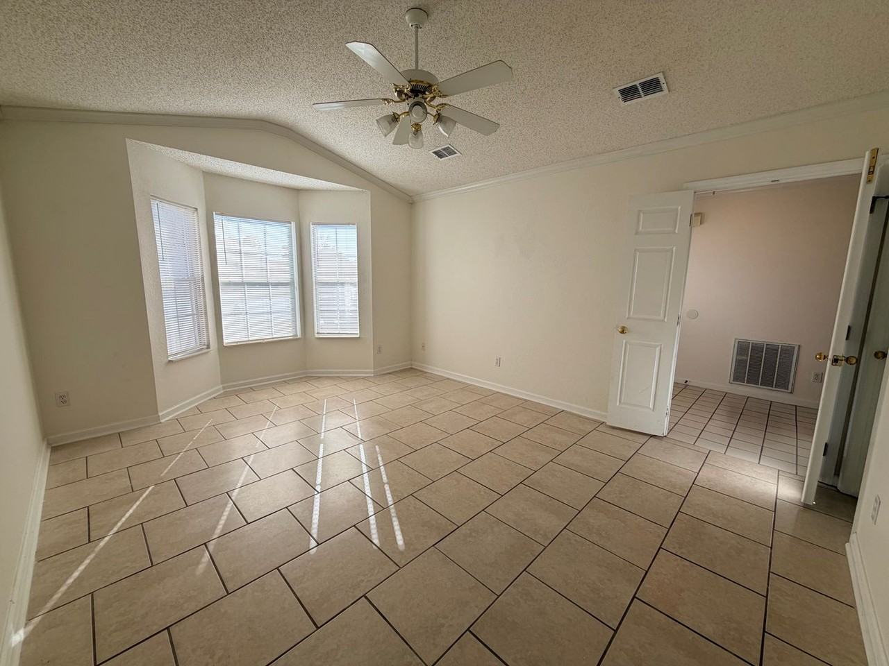 1624 Berry Hill Ct - Photo 5 of 22