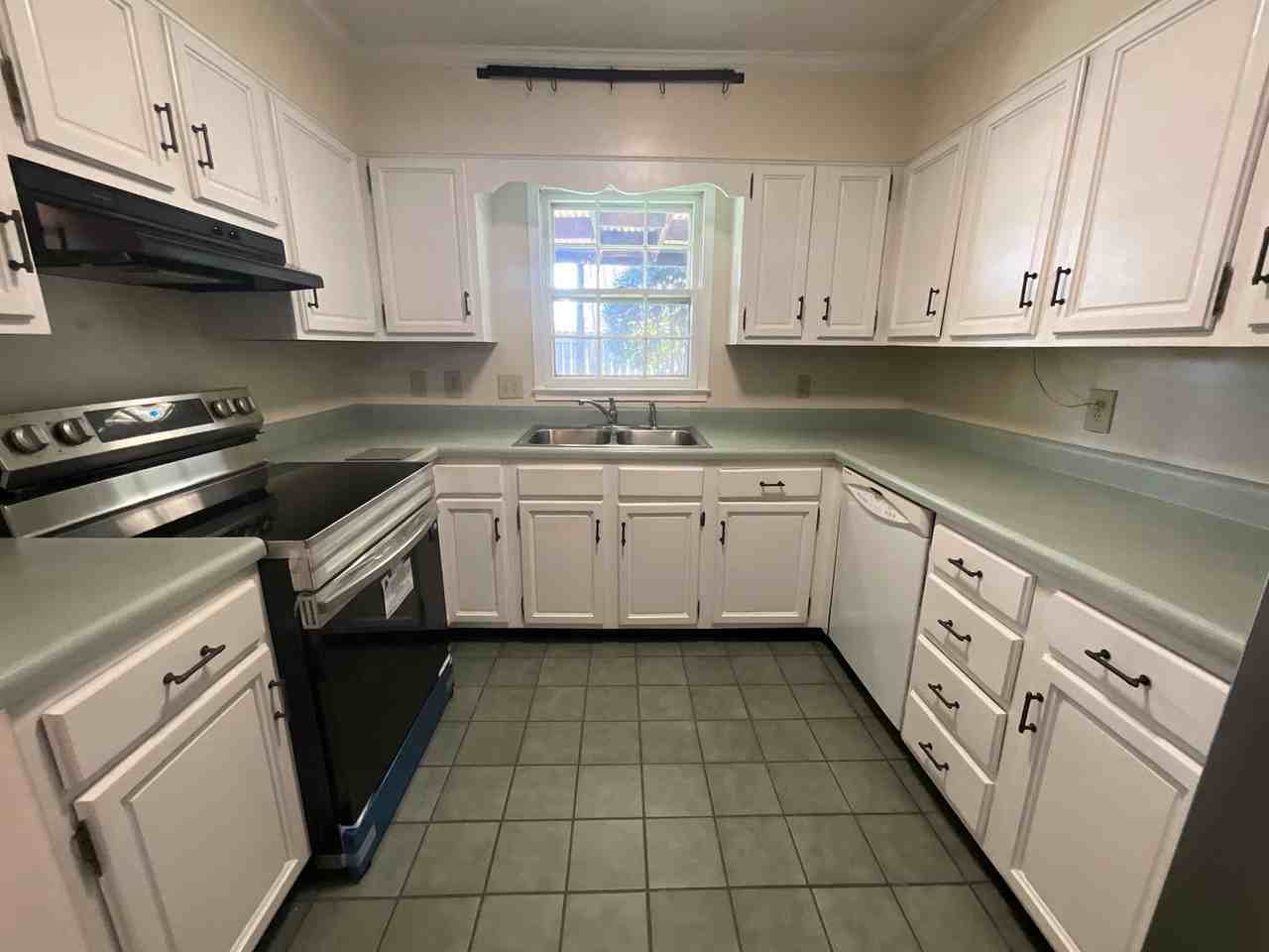 3202 Regents Park Ln Unit E - Photo 2 of 19