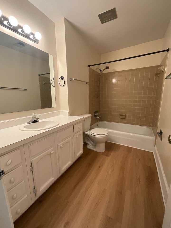 3202 Regents Park Ln Unit E - Photo 5 of 19