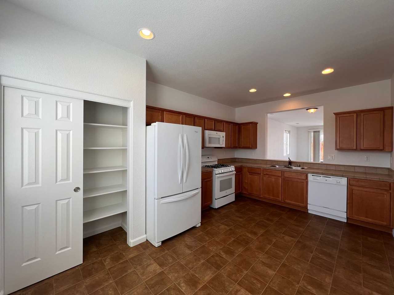 135 Catlin St - Photo 3 of 38