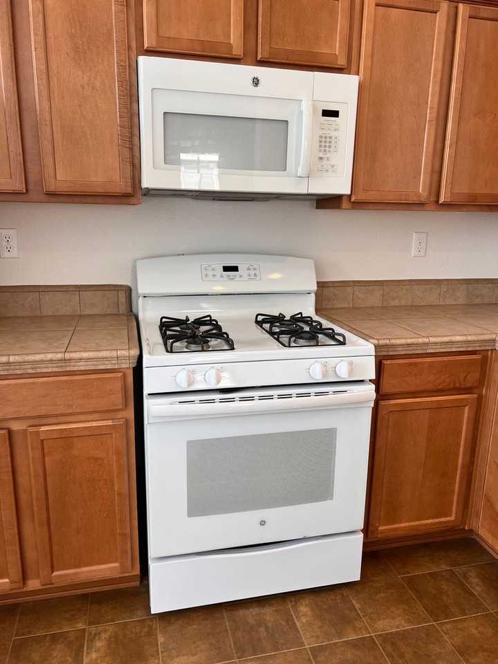 135 Catlin St - Photo 7 of 38