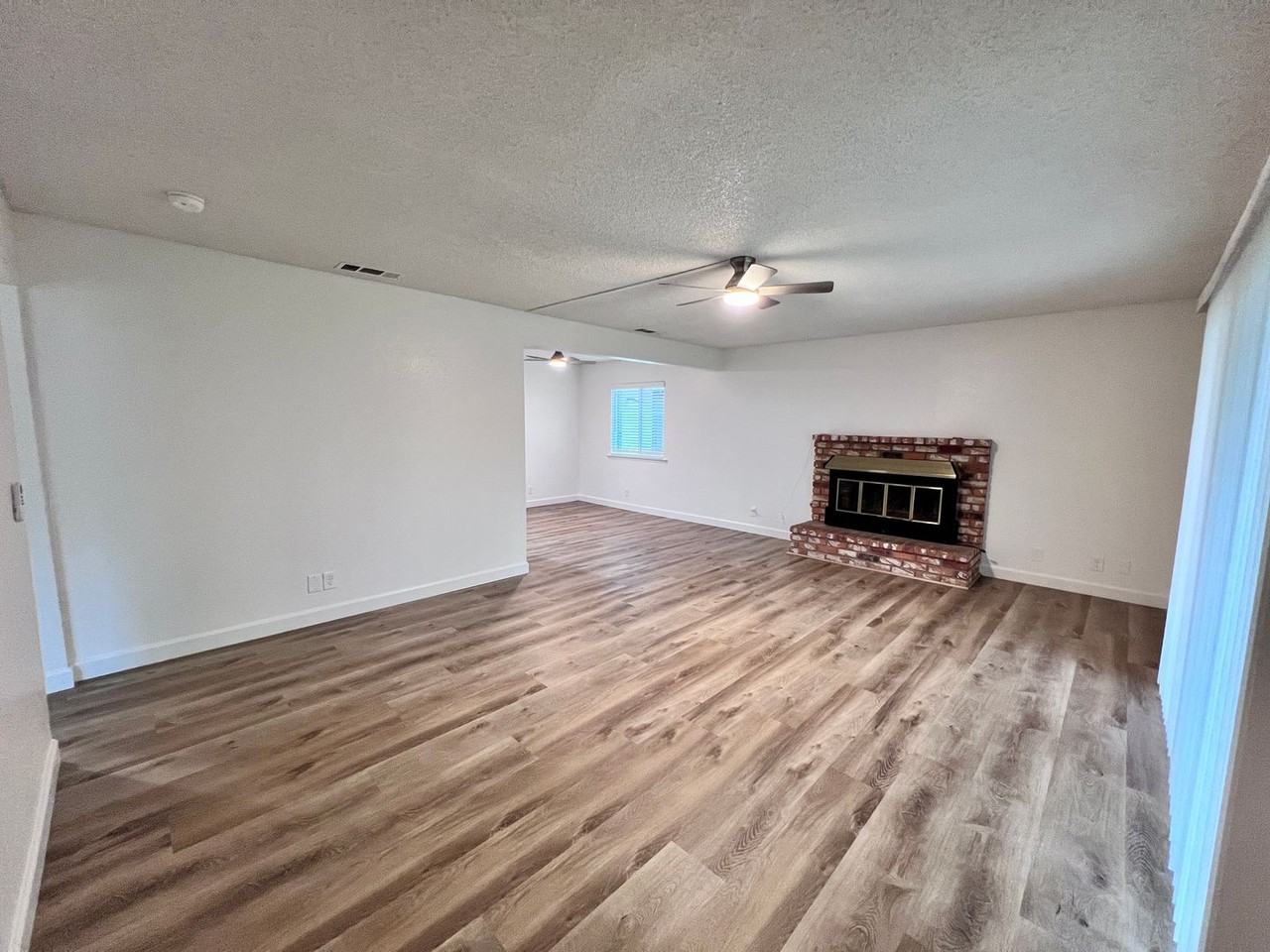 529 E Escalon Ave - Photo 3 of 24