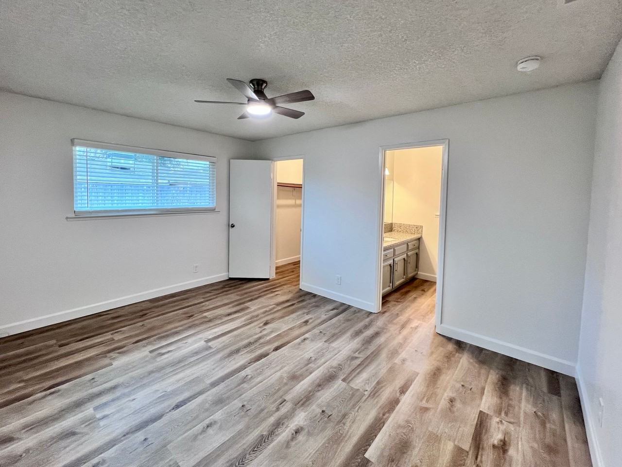 529 E Escalon Ave - Photo 4 of 24