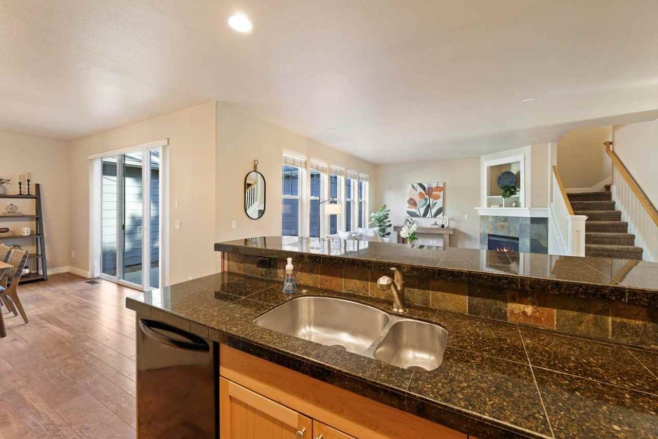 1676 Nw William Clark St - Photo 7 of 26