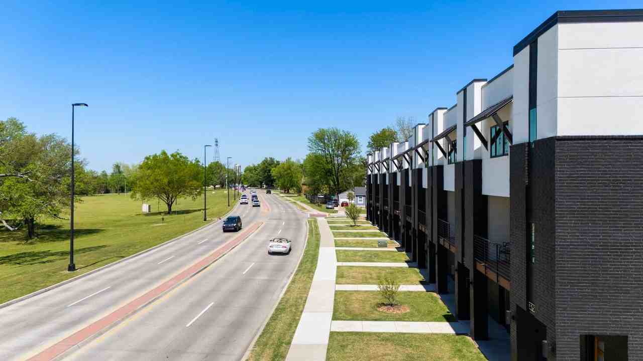 3771 Riverside Dr - Photo 3 of 49