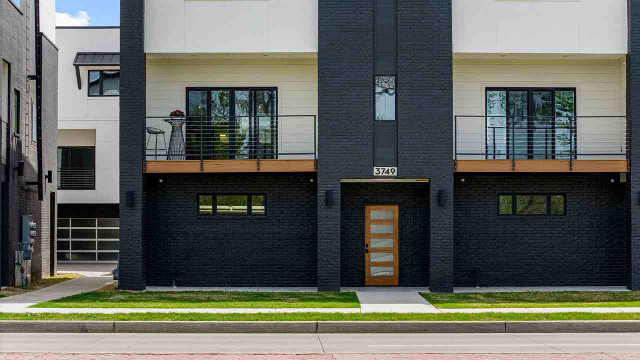 3771 Riverside Dr - Photo 5 of 49