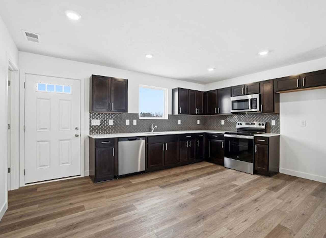 634 Addy Ave - Photo 4 of 22