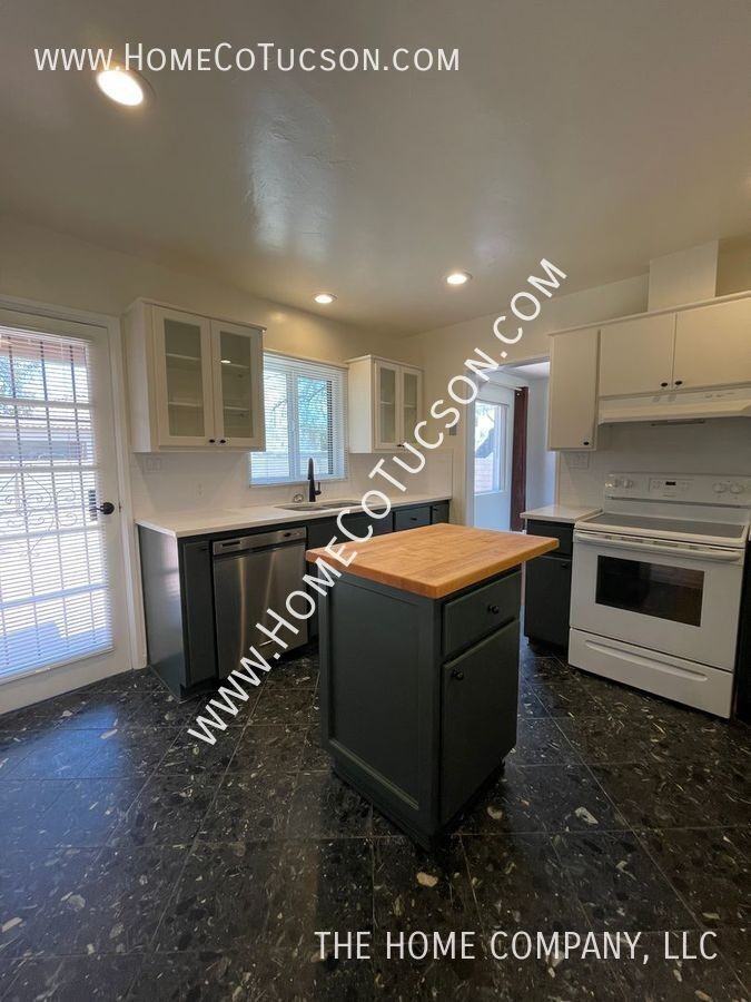 3015 E 4th St - Photo 5 of 16